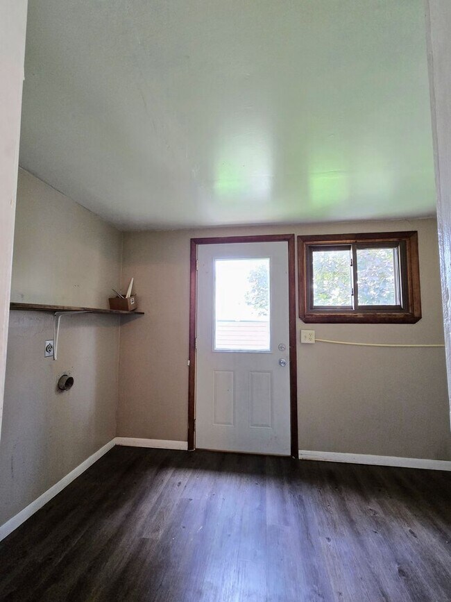 Building Photo - 2 bedroom 1 bath