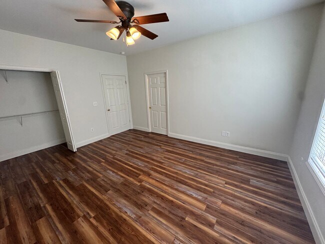 Building Photo - Experience Modern Main-Level Living in a Private Oak Ridge Community
