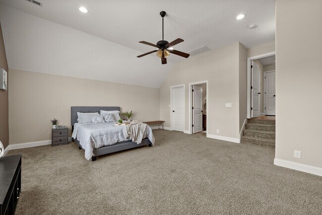 Building Photo - Pet Friendly Four Bedroom with Bonus!