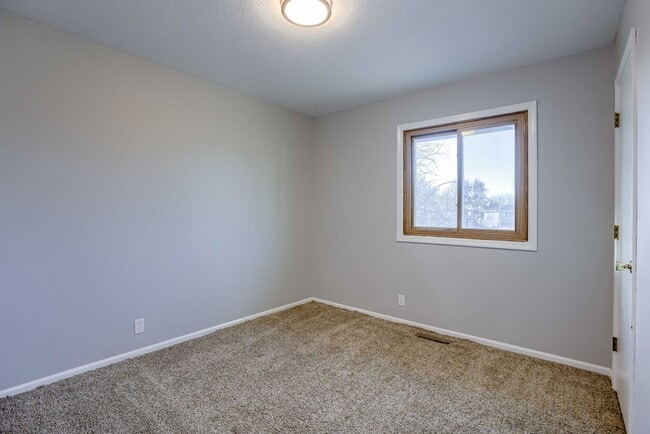Building Photo - Light-Filled 4-Bedroom in Millard!!