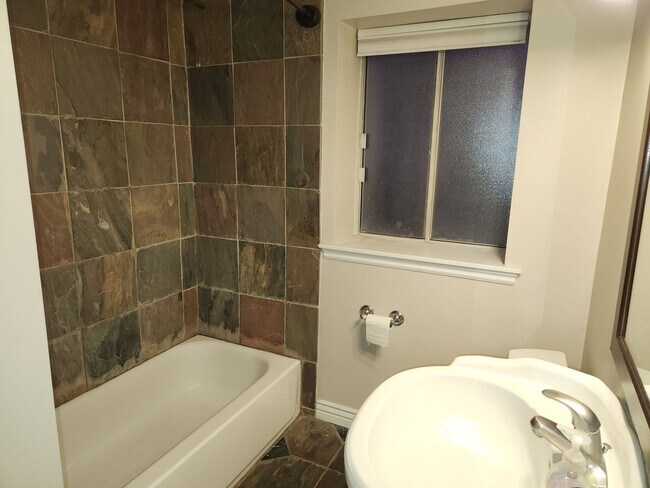 Building Photo - Spacious 5 Bd 2.5 Bath Home in Millcreek