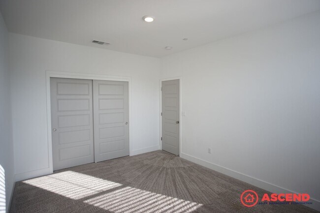 Building Photo - Stunning 5BD/4BA Home in Gossamer Grove — Solar, Modern Finishes, Nearly 3,000 Sq Ft & Pets Welcome!