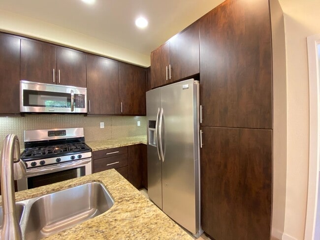 Building Photo - 3bedroom 3 bath home in the Solaire Commun...