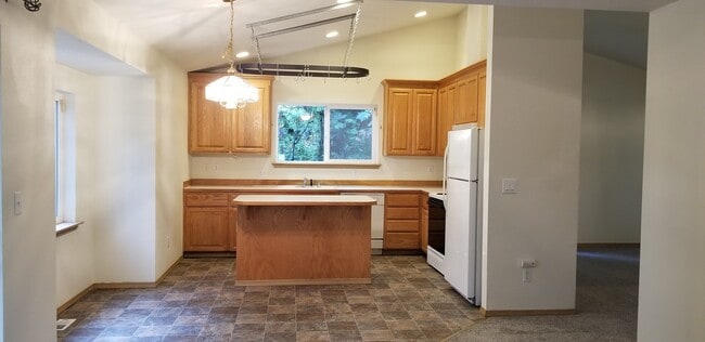 Building Photo - 441 - Country Living in West Hill Auburn