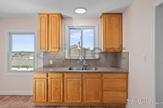 Building Photo - 682 Kern St