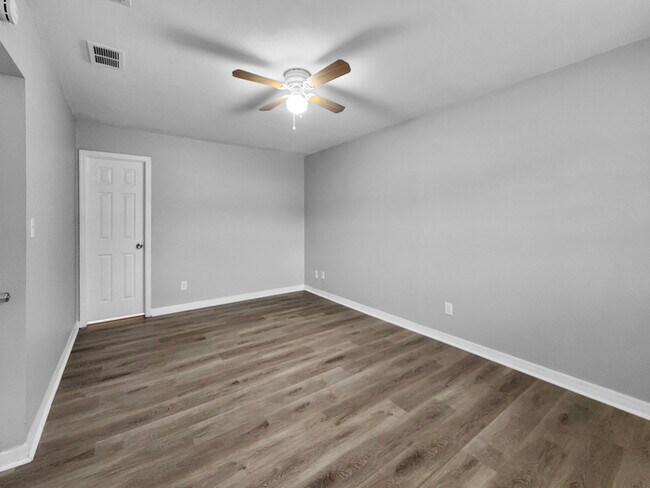 Building Photo - 3290 Hillsdale Ave