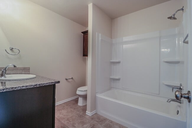 Building Photo - 3bed/2bath Available Now!