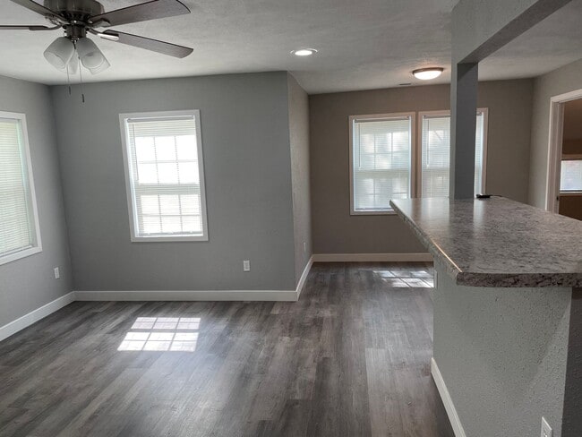 Building Photo - Beautiful 3 Bedroom 2 Bath 2 Living Areas + Detached 1 Car Garage/ Workshop