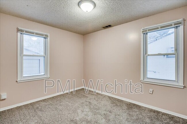 Building Photo - 4644 S Sycamore Ave