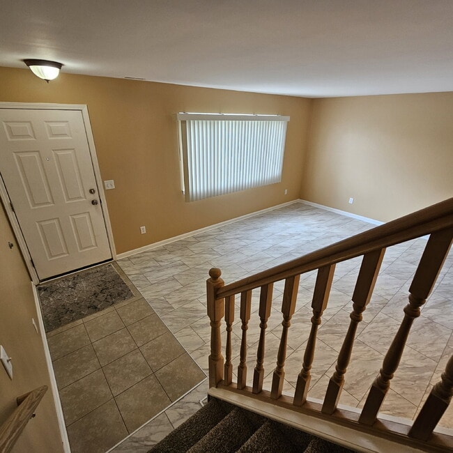 Building Photo - 2 Bedroom, 1.5 Bathroom Townhouse. Large L...