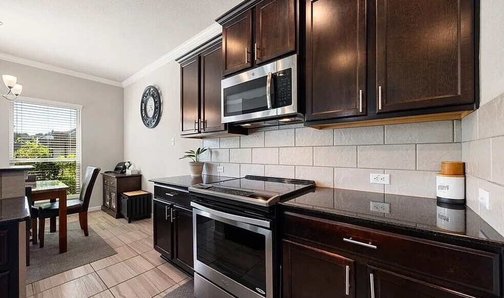 Building Photo - 5804 Blackstone Dr