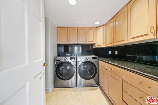 Building Photo - 5958 Busch Dr