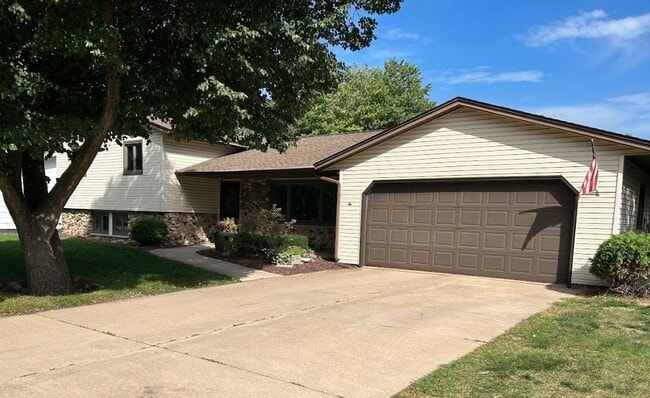 Building Photo - Conveniently located 3BR/3BA House with 2-...