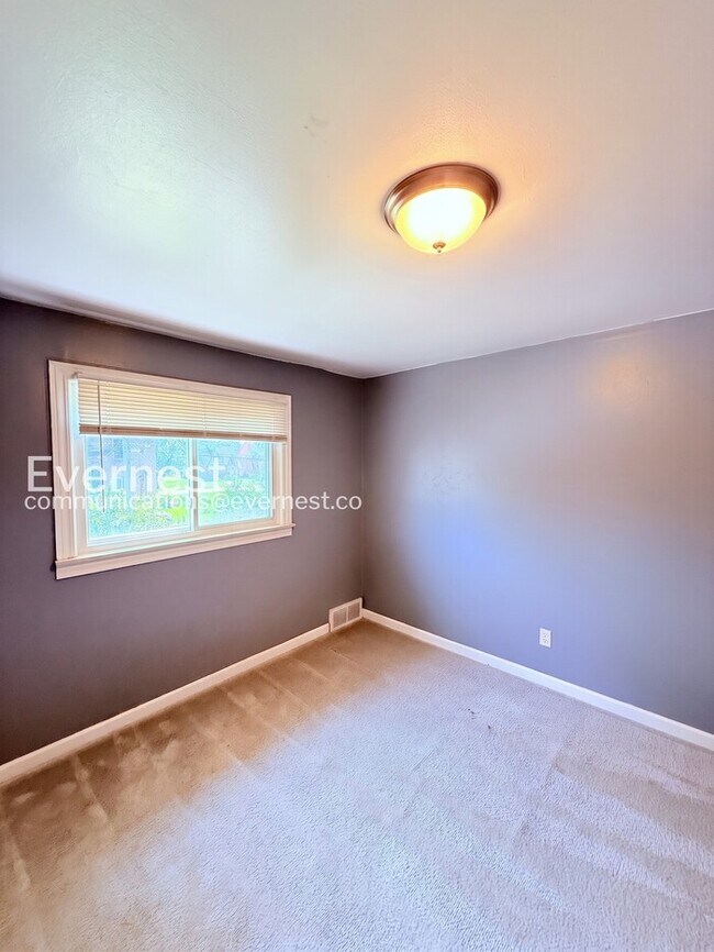 Building Photo - 2 Bed & 1 Bath Duplex in Detroit / Pet-Friendly / Section 8 Accepted / Available Now!