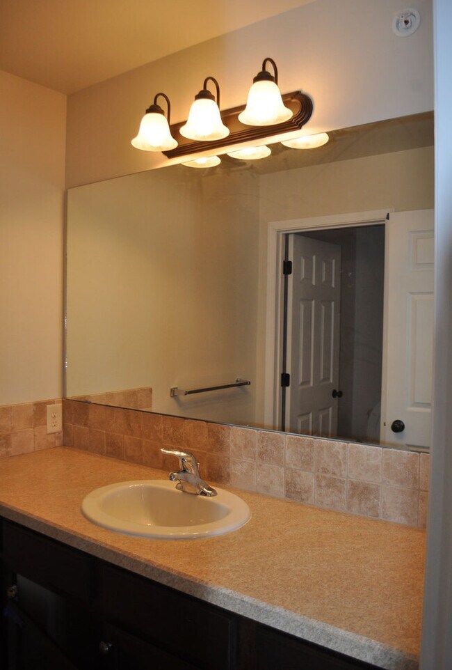 Building Photo - 3 Bedroom 2 Bathroom Condo * Flexible Leas...