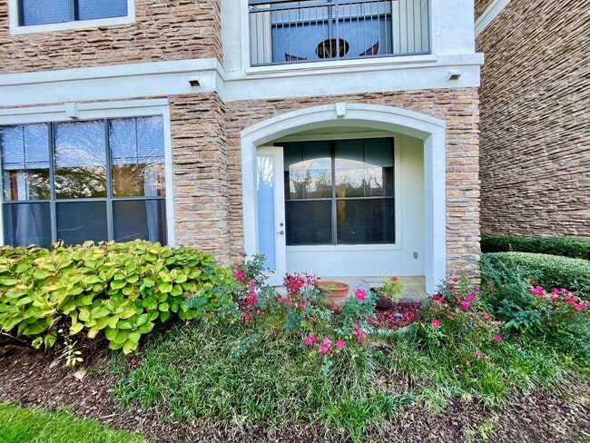 Building Photo - BEAUTIFUL CONDO WITH AMENITIES NEAR VANDER...