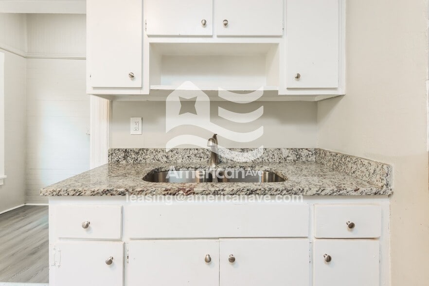 Building Photo - 2825 Waverly Ave