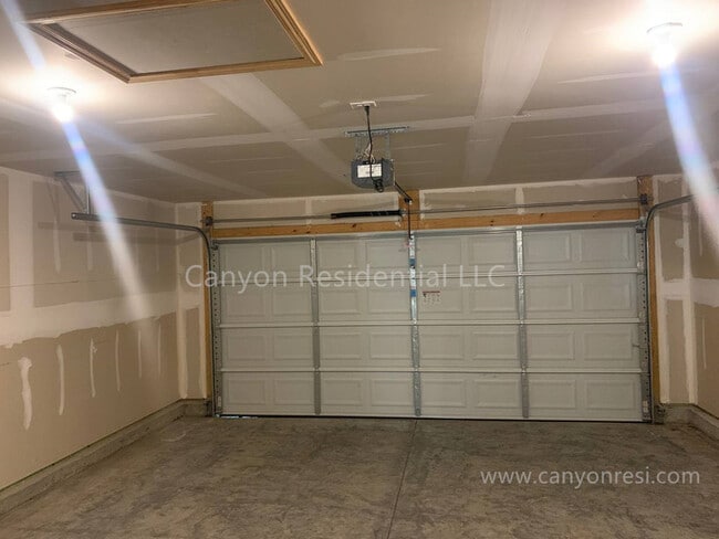 Building Photo - Recently Renovated!!Beautiful 4BR home.