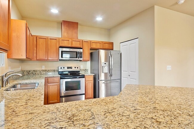 Building Photo - 3 Bedroom Townhome in DuPont