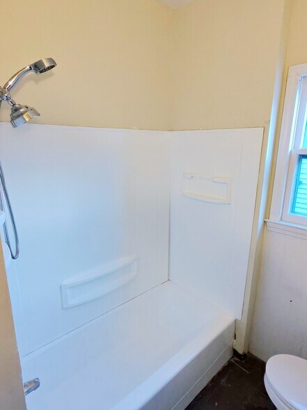 Building Photo - 142 Hillside Ave