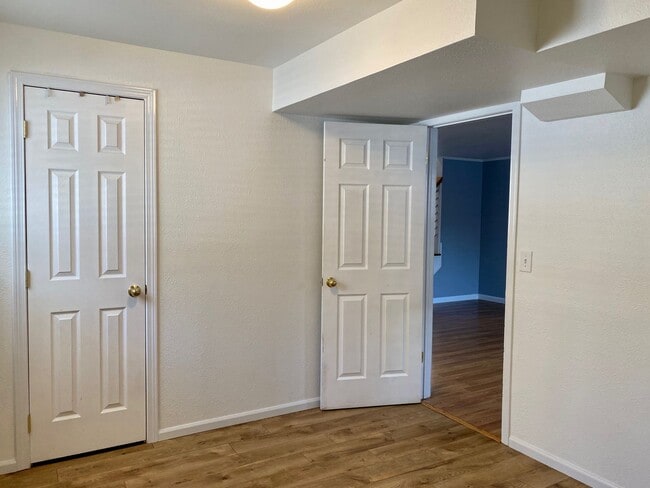 Building Photo - Spacious Tri-Level Home Featuring 4BD/2.5B...