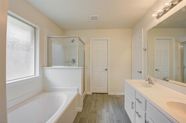 Building Photo - 32403 Cross Spring Park Ln