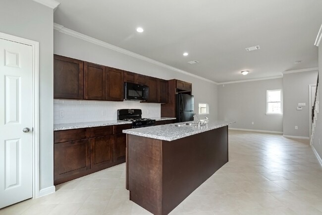 Building Photo - 1043 Marcolin