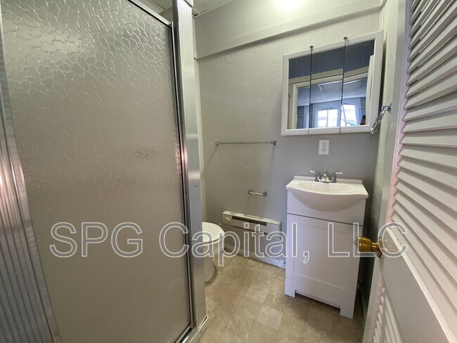 Building Photo - 8-12 Center Square