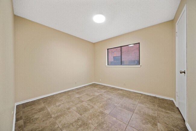 Building Photo - 3 Bedroom/2 Bath Regency Meadow Subdivision