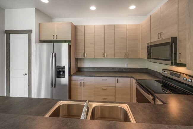 Building Photo - Gorgeous 3 Bedroom condos with double stal...