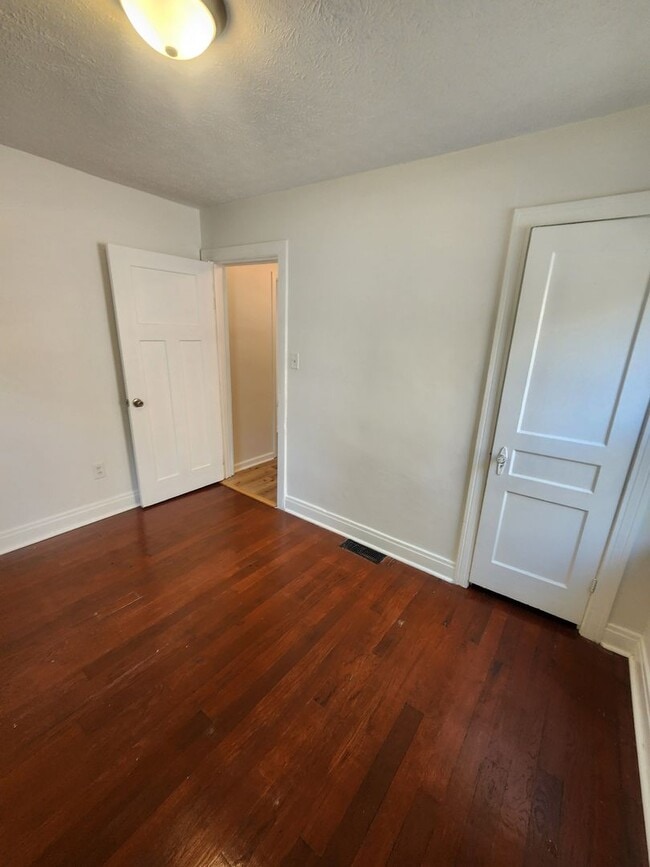 Building Photo - Bright adorable home with lots of updates ...