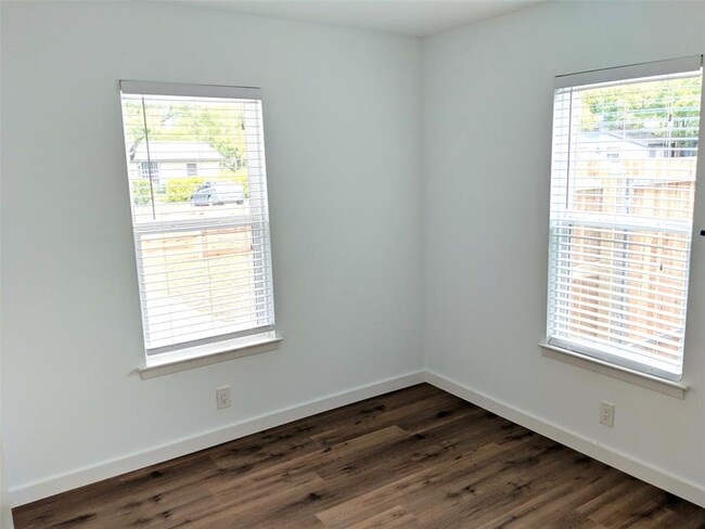 Building Photo - 6211 Palm Cir