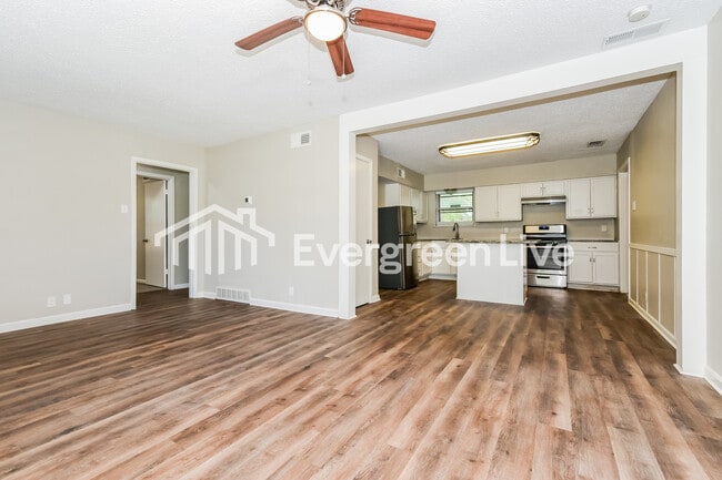 Building Photo - 3504 Hilton Dr