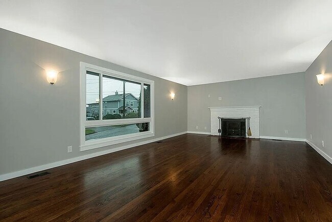 Building Photo - Classic Fauntleroy Home on a Spacious Lot ...