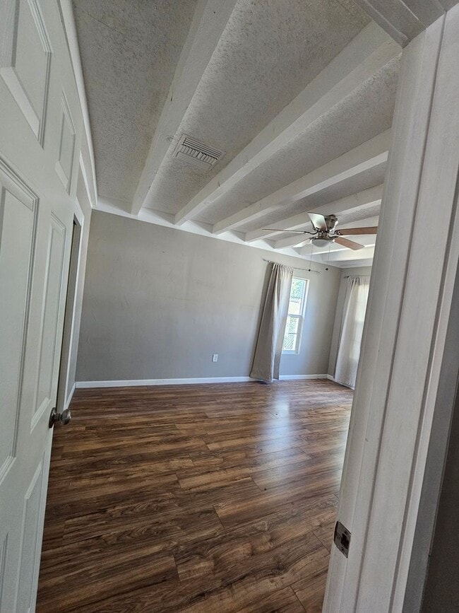 Building Photo - 2 Bedroom 2 Bathroom fully electric house ...