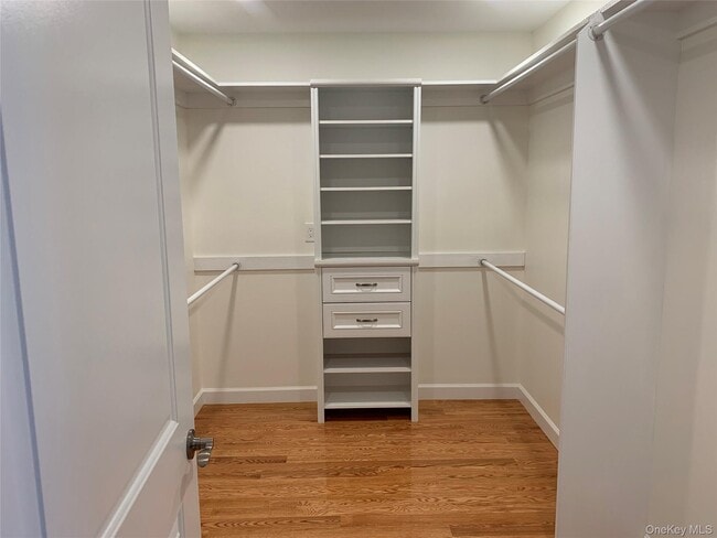 Building Photo - 97 Gainsborg Ave E