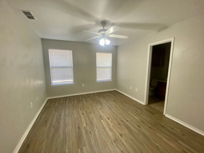 Building Photo - 504 N Brentwood Ave