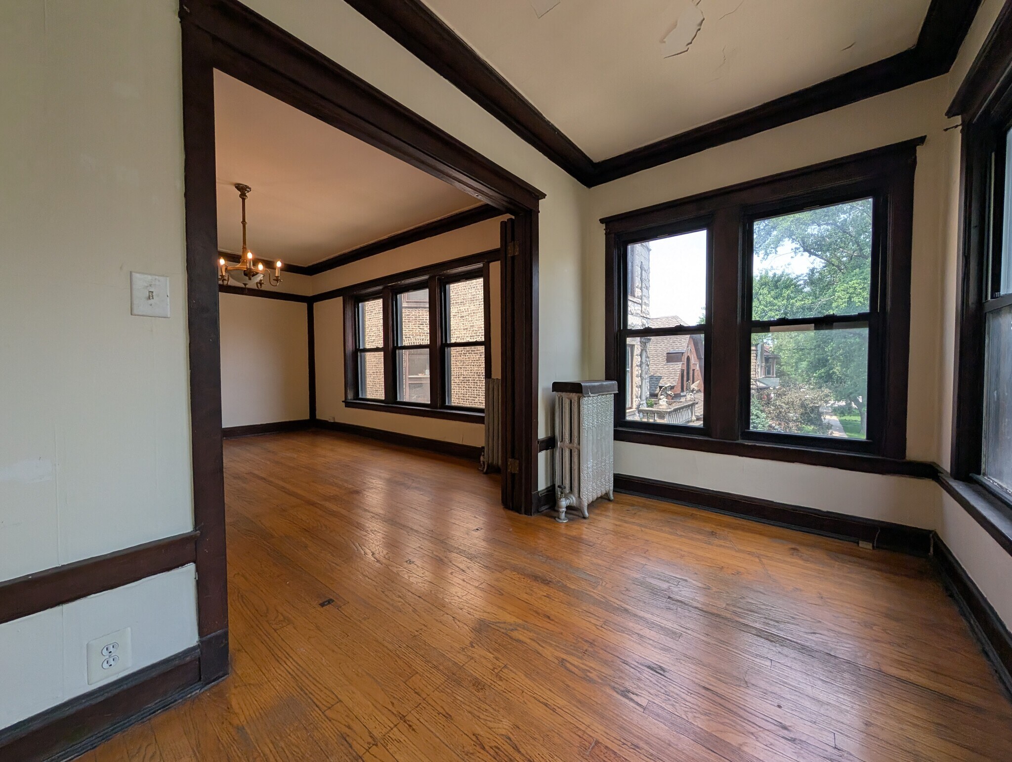 Building Photo - 2421 N Sawyer Ave