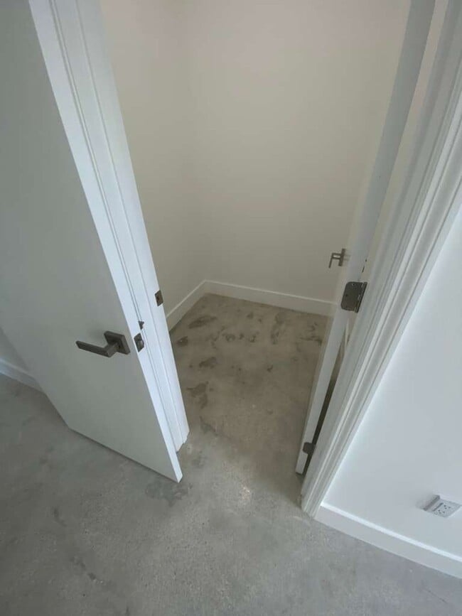 Building Photo - Elegworld 6233 NW