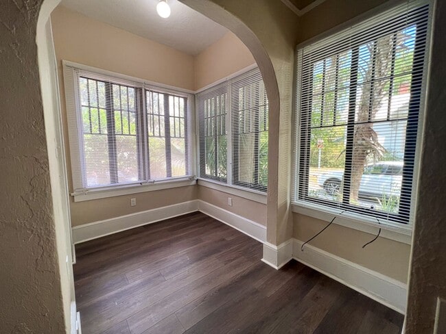 Building Photo - 1BR/1BA UPDATED Apartment in Duck Pond Area - Available Early August!