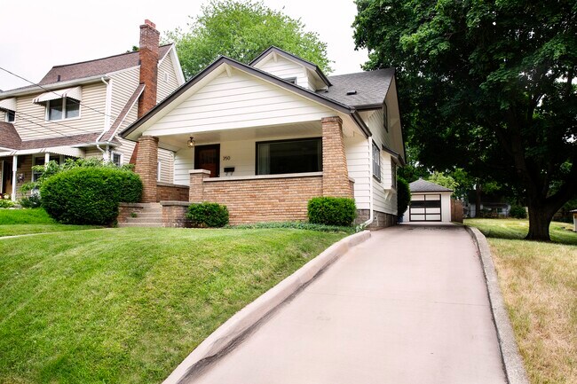Front Yard - 350 Glenhaven Ave NW