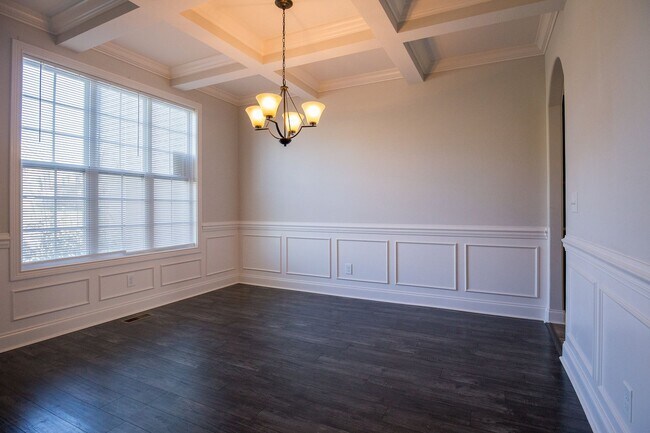 Building Photo - Huge 4 bd 3 ba Sango Go!