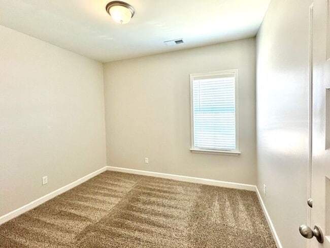 Building Photo - Now Leasing a 4-bedroom 3 bath home in Somerville.