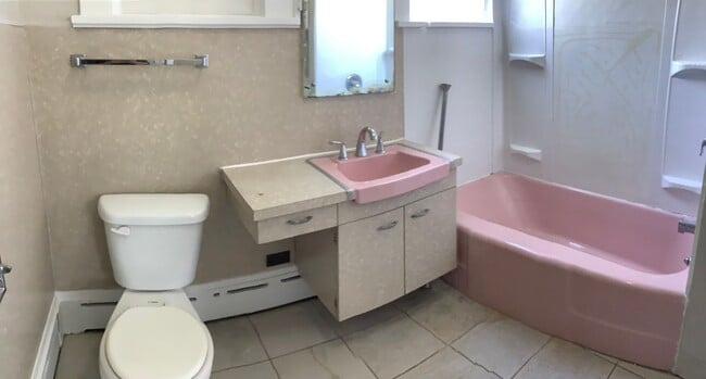 Building Photo - Large home/3bed 3 bath with bonus/office room just outside of PSNS and close to Bremerton Ferry