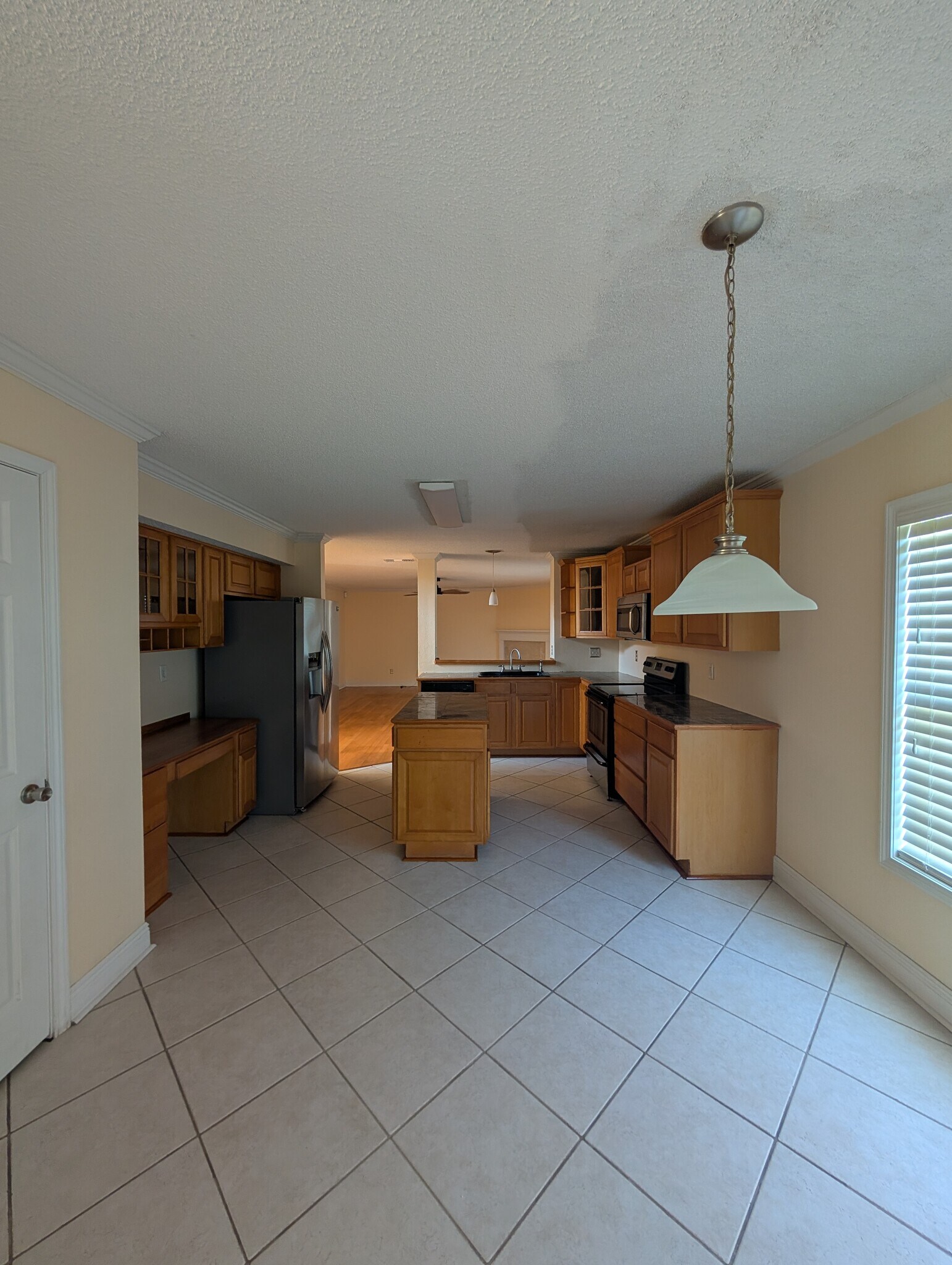 Full kitchen view - 2011 Dylan Dr