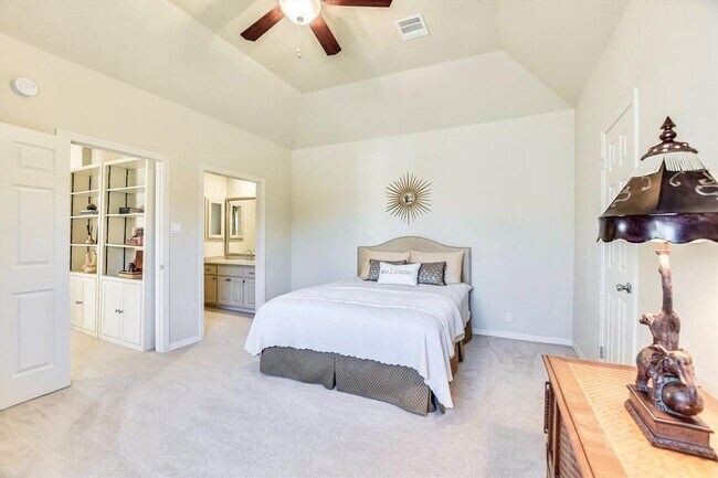 Building Photo - 4545 Golf Vista Dr