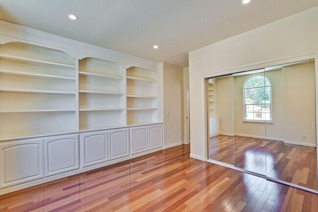 Building Photo - Beautiful and spacious 3 bedroom 2.5 bath ...
