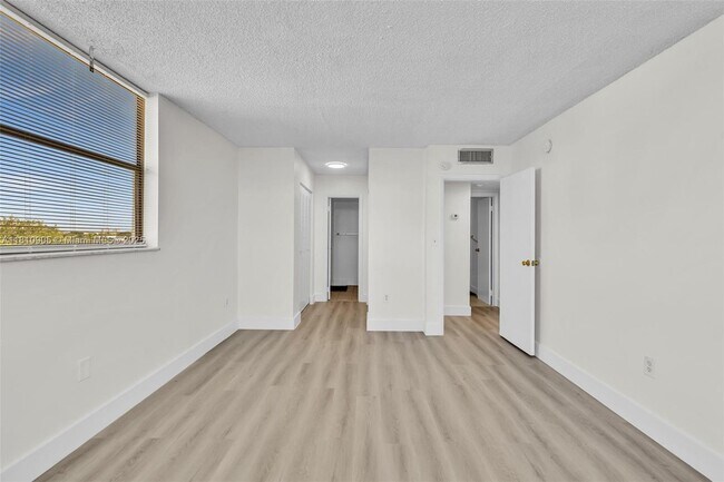 Building Photo - 16465 NE 22nd Ave