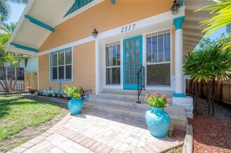 Building Photo - 2517 Oakdale St S