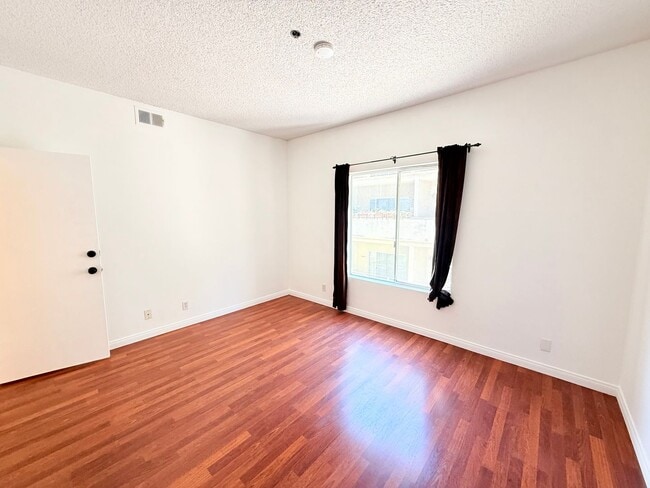 Building Photo - One Bedroom Condo in Montrose/Glendale